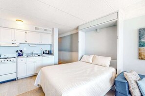 Iron/ironing board, Internet, bed sheets - Wonderful Vacation Suite in Oceanfront Building w/Central AC, Shared Pool, WiFi (Ocean City)