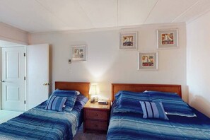 1 bedroom, WiFi, bed sheets - Partial Ocean View Condo in Oceanfront Building with Balcony, WiFi & Laundry (Ocean City)
