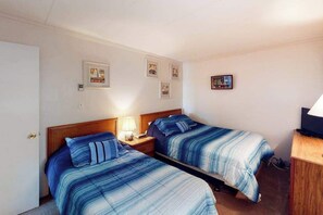 1 bedroom, WiFi, bed sheets - Partial Ocean View Condo in Oceanfront Building with Balcony, WiFi & Laundry (Ocean City)