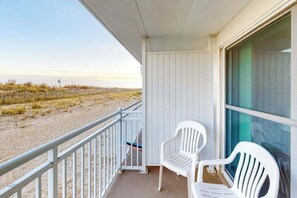 Property grounds - Partial Ocean View Condo in Oceanfront Building with Balcony, WiFi & Laundry (Ocean City)