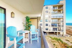 Property grounds - Oceanfront Condo with Direct Beach View, Balcony, AC, WiFi & Laundry (Ocean City)