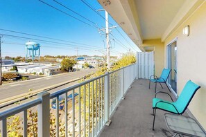 Property grounds - Condo One Block from the Beach w/ Balcony, AC, Laundry & Shared Pool (Ocean City)