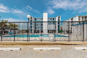 Ein modernes Gebäude mit Schwimmbad, umgeben von einem Metallzaun.