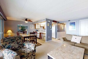 TV, offices - Ground-Floor, Bayside Condo with Patio, WiFi, Central AC, W/D & Shared Pool (Ocean City)