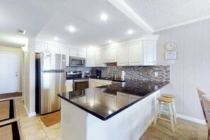 Geladeira, micro-ondas, fogão, cooktop