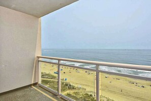 Property grounds - Oceanfront Condo near the Boardwalk with Balcony, AC, WiFi & Shared Pool (Ocean City)