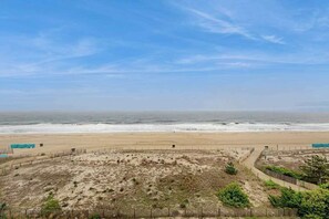 On the beach - Oceanfront Condo with Balcony, WiFi, Central AC, W/D & Shared Outdoor Pool (Ocean City)