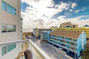 Property grounds - Ocean & Bay View Condo with Balcony, Central AC, WiFi & Community Pool/Gym (Ocean City)