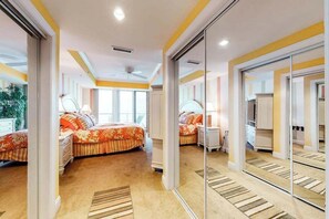 4 bedrooms, WiFi, bed sheets - Spacious Oceanfront Condo with 2 Balconies, WiFi, Central AC & Shared Pool (Ocean City)