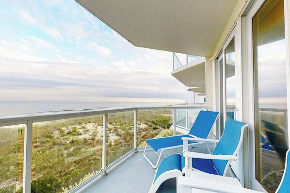 Property grounds - Spacious Oceanfront Condo with 2 Balconies, WiFi, Central AC & Shared Pool (Ocean City)