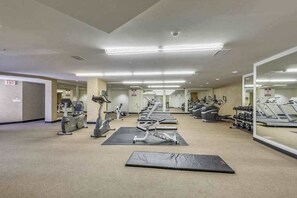 Fitness facility - Spacious Oceanfront Condo with 2 Balconies, WiFi, Central AC & Shared Pool (Ocean City)