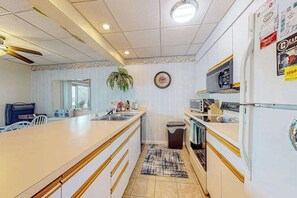 Fridge, microwave, oven, stovetop - Bridge Point I 26 | Condo in Ocean City (Ocean City)