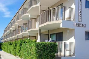 Exterior - Ocean block condo in Ocean City with balcony & steps to the beach (Ocean City)