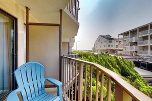 Property grounds - Ocean block condo in Ocean City with balcony & steps to the beach (Ocean City)