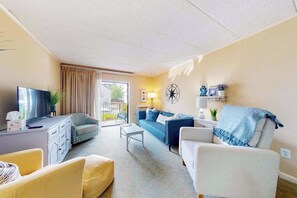 TV, offices - Ocean block condo in Ocean City with balcony & steps to the beach (Ocean City)