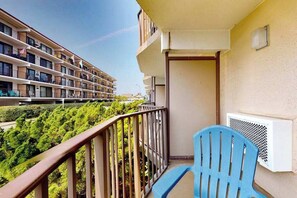 Property grounds - Ocean block condo in Ocean City with balcony & steps to the beach (Ocean City)