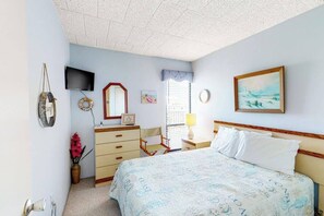 Iron/ironing board, WiFi, bed sheets - 4th-floor condo near the beach with balcony, outdoor shower, washer/dryer & AC (Ocean City)