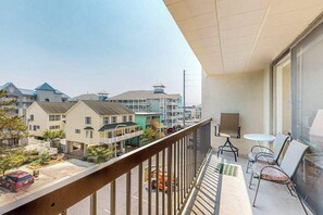Property grounds - 4th-floor condo near the beach with balcony, outdoor shower, washer/dryer & AC (Ocean City)