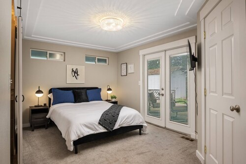 Tualatin Getaway at Makah Meadows | Game Garage, Fire Table, Stylish Comfort & Great Location