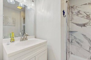 Shower, towels - Newly Updated Bayside Townhome w/ Deck, AC, Shared Pools - Walk Everywhere (Ocean City)