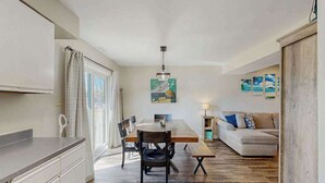 Un espacio habitable compacto con comedor, kitchenette y sofá.