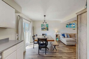 Ein kompakter Wohnraum mit Essbereich, Küchenzeile und Sofa.