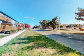 Property grounds - Newly Updated Bayside Townhome w/ Deck, AC, Shared Pools - Walk Everywhere (Ocean City)