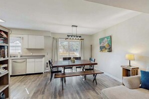 Dining - Newly Updated Bayside Townhome w/ Deck, AC, Shared Pools - Walk Everywhere (Ocean City)