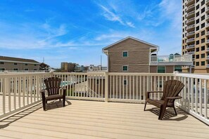 Property grounds - Family-Friendly Beachfront Townhouse w/Great Views, Deck, Shared Outdoor Pool (Ocean City)