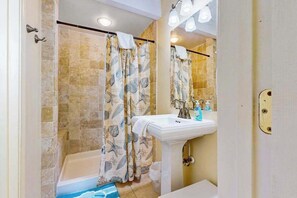 Shower, towels - Family-Friendly Beachfront Townhouse w/Great Views, Deck, Shared Outdoor Pool (Ocean City)
