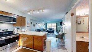 Fridge, microwave, oven, stovetop - Attractive & Convenient Vacation Home w/Private Washer/Dryer, Central AC, WiFi (Ocean City)