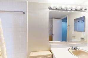 Shower, towels - Two-story penthouse condo with spacious balcony, pool, & incredible views (Ocean City)