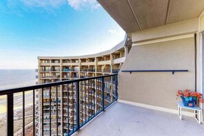 Property grounds - Two-story penthouse condo with spacious balcony, pool, & incredible views (Ocean City)