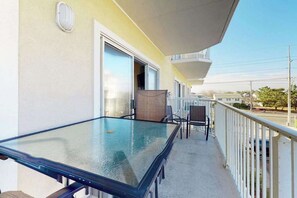 Outdoor dining - Family-Friendly Condo near the Beach w/Fireplace, W/D, Shared Outdoor Pool, A/C (Ocean City)