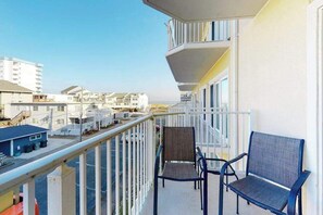 Property grounds - Family-Friendly Condo near the Beach w/Fireplace, W/D, Shared Outdoor Pool, A/C (Ocean City)