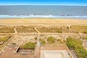 On the beach - Beach- & oceanfront condo with balcony, pool, & washer/dryer (Ocean City)