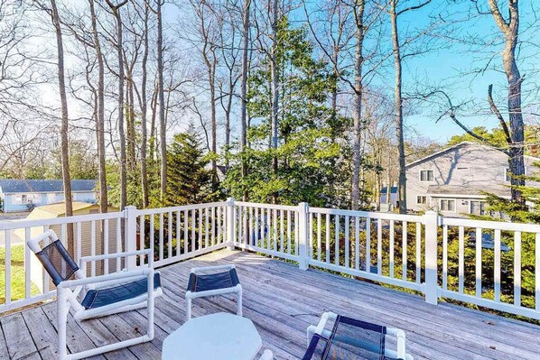 Terrace/patio - Large, Quiet Family Home w/ Deck, Porch & WiFi - Walk to the Beach, Shops & More (Ocean City)
