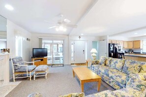 TV, DVD player, offices - Large, Quiet Family Home w/ Deck, Porch & WiFi - Walk to the Beach, Shops & More (Ocean City)