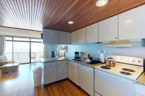 Fridge, microwave, oven, stovetop - High Point North 11D (Ocean City)