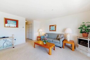 TV, fireplace, offices - Wonderful bayfront condo overlooking the marina with pool, balcony & fireplace (Ocean City)