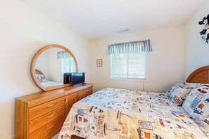 2 bedrooms, iron/ironing board, Internet, bed sheets - Wonderful bayfront condo overlooking the marina with pool, balcony & fireplace (Ocean City)