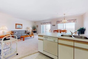 TV, fireplace, offices - Wonderful bayfront condo overlooking the marina with pool, balcony & fireplace (Ocean City)