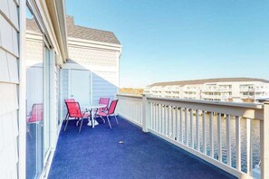 Outdoor dining - Waterfront Condo on the Canal w/ Deck & Shared Pools/Tennis - Walk to the Beach (Ocean City)