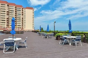 Eine Dachterrasse mit Außenmöbeln und Blick auf ein Hotelgebäude.