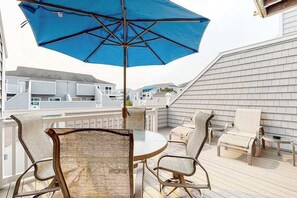 Outdoor dining - Chic condo with pool, patio, central AC & washer/dryer - blocks to the beach (Ocean City)