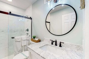 Shower, towels - Chic condo with pool, patio, central AC & washer/dryer - blocks to the beach (Ocean City)