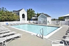 Pool - Chic condo with pool, patio, central AC & washer/dryer - blocks to the beach (Ocean City)