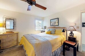 3 bedrooms, WiFi, bed sheets - Canal-front home with boat dock, large deck, AC, washer/dryer & WiFi (Ocean City)