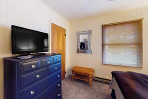 3 bedrooms, WiFi, bed sheets - Canal-front home with boat dock, large deck, AC, washer/dryer & WiFi (Ocean City)
