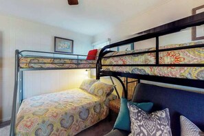 3 bedrooms, WiFi, bed sheets - Canal-front home with boat dock, large deck, AC, washer/dryer & WiFi (Ocean City)